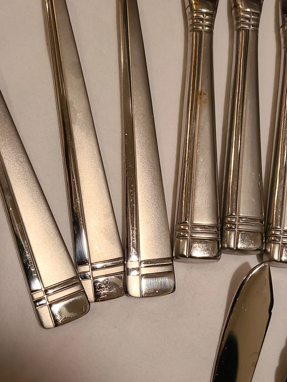 Oneida Amsterdam 18/10 Flatware Silverware Fork Knife Spoon Frosted Accent